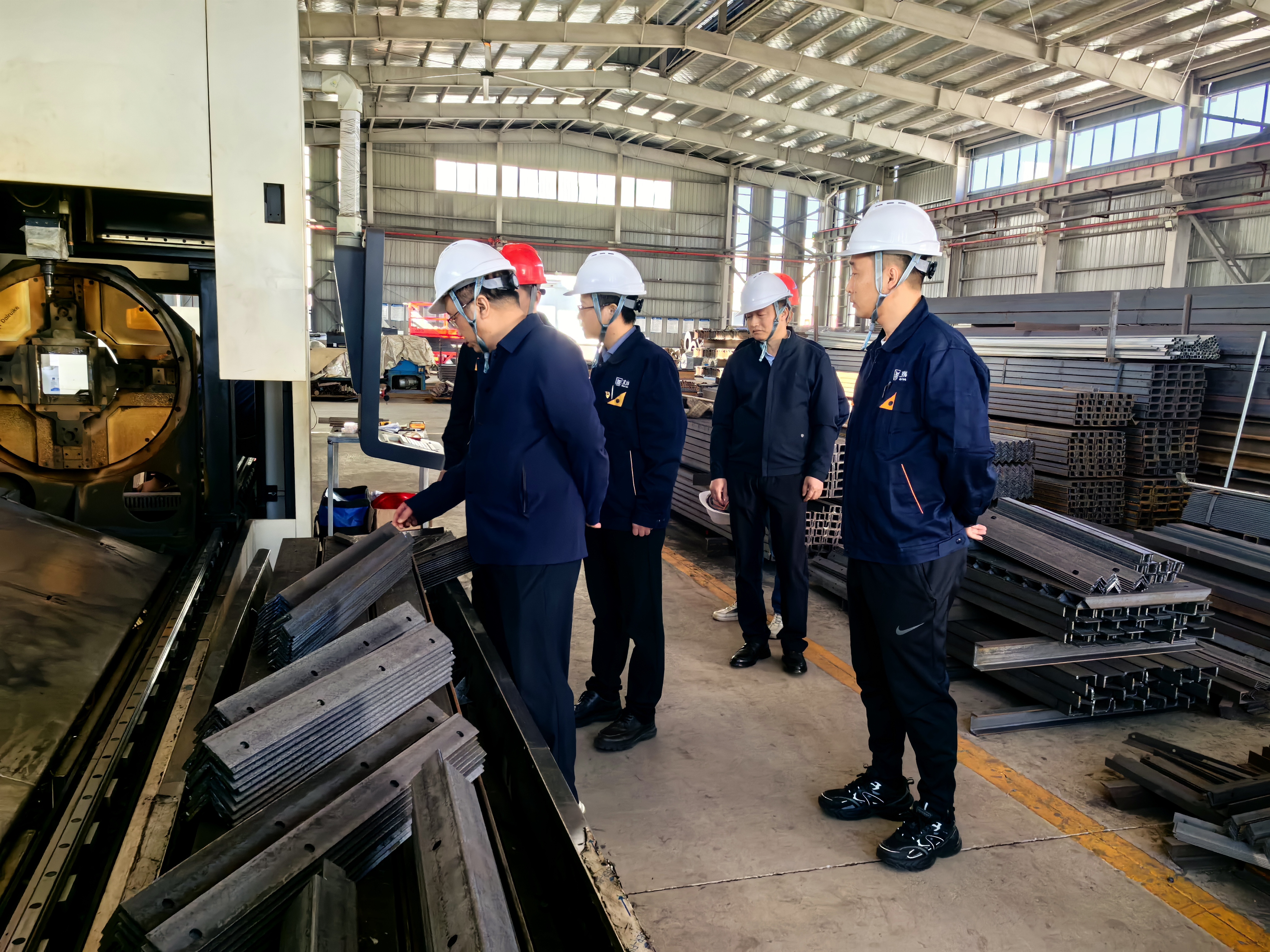 圖1 汪羽督導(dǎo)安全生產(chǎn)現(xiàn)場.jpg