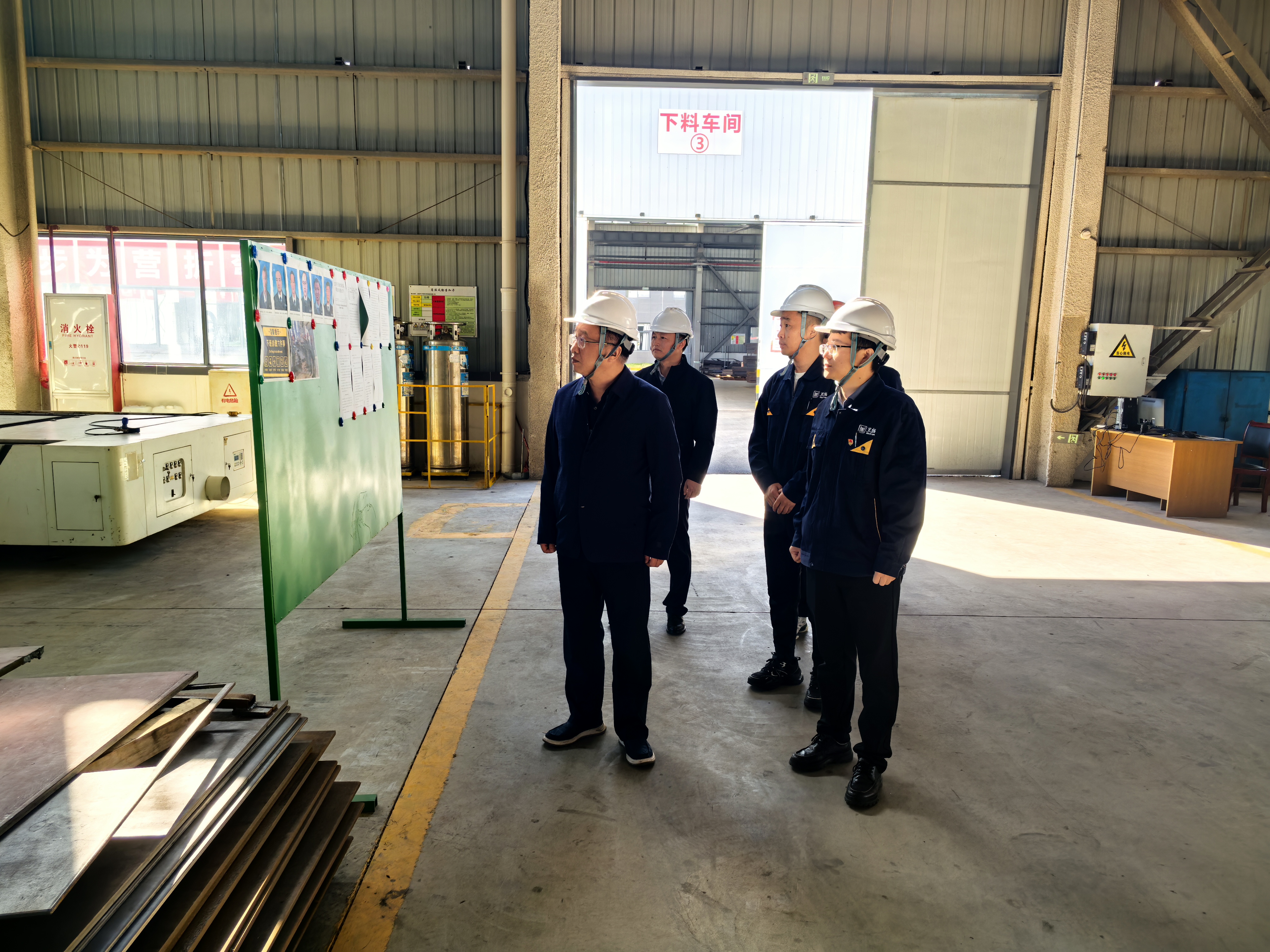 圖2 汪羽督導(dǎo)安全生產(chǎn)現(xiàn)場.jpg